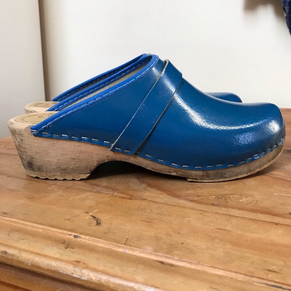 Shoes - Sken Trefflin size 6 clogs. Shiny blue leather